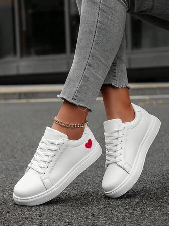 Zapatillas informales de mujer con detalle de patrón de corazón de color contrastante y cordones, planas y cómodas para campus, exterior y desplazamientos, para adolescentes y mujeres jóvenes