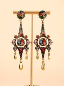 This Is A Pair Of Uniquely Designed Earrings, Featuring A Vibrant Enamel Craft With Floral Patterns, Paired With Gold-Tone Metal And Teardrop-Shaped Pendants. The Earrings Have An Artistic And Luxurious Style, Suitable For Pairing With Vintage Or -Inspired Outfits Such As Bohemian Maxi Dresses Or Retro Printed Frocks. These Earrings Can Help Showcase Your Personalized And Fashionable Taste At Art Exhibitions, Music Festivals, And Special Themed Parties.