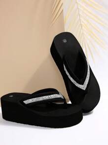 Sandales à semelle épaisse pour femmes, sandales d'été 2025 Nouvelles avec sangle croisée noire, glissante. Sandales plates de mode casual pour l'extérieur