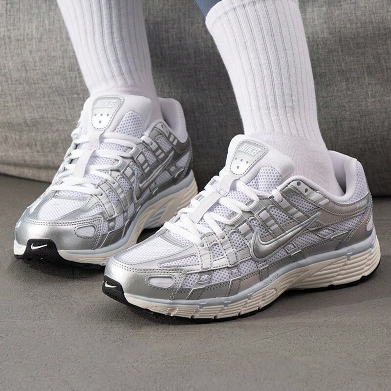 Nike 2026 夏季新款女款透气轻便缓震网面复古跑步鞋休闲运动鞋时尚厚底运动鞋 BV1021-106 - 銀 - 查看 1