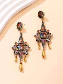 This Is A Pair Of Uniquely Designed Earrings, Featuring A Vibrant Enamel Craft With Floral Patterns, Paired With Gold-Tone Metal And Teardrop-Shaped Pendants. The Earrings Have An Artistic And Luxurious Style, Suitable For Pairing With Vintage Or -Inspired Outfits Such As Bohemian Maxi Dresses Or Retro Printed Frocks. These Earrings Can Help Showcase Your Personalized And Fashionable Taste At Art Exhibitions, Music Festivals, And Special Themed Parties.