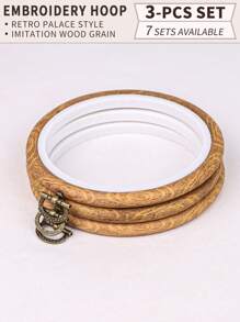 3 قطع دائرية فاخرة من نمط القصر البني، شكل خشبي مزيف، إطارات تطريز ريترو باستخدام تقنية الغرز المتقاطعة، أطواق تنجيد مزودة بخطاطيف للتعليق، متوفرة ب- 7 مقاسات، مصنوعة من مواد ABS و PVC عالية الجودة، يمكن استخدامها كتعليقات للهواتف والمفاتيح والحقائب وديكورات الملابس والمنزل والسيارة