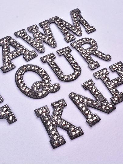 1个A-Z字母，色彩鲜艳，精致美观，可定制姓名，手工缝制，背面带粘胶，徽章，3D立体贴片，可用于帽子、牛仔裤、贴纸、服装、包包、DIY工艺品、装饰配件 - 高端时尚，方便实用