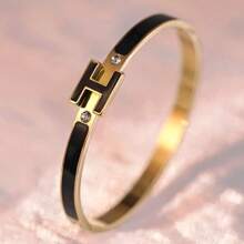 1 pieza Brazalete tipo brazalete con letra H esmaltada en negro para mujer, cierre de acero inoxidable, estilo europeo y americano