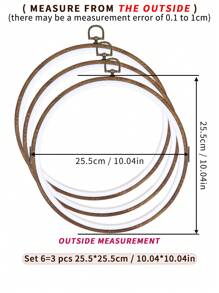3 قطع دائرية فاخرة من نمط القصر البني، شكل خشبي مزيف، إطارات تطريز ريترو باستخدام تقنية الغرز المتقاطعة، أطواق تنجيد مزودة بخطاطيف للتعليق، متوفرة ب- 7 مقاسات، مصنوعة من مواد ABS و PVC عالية الجودة، يمكن استخدامها كتعليقات للهواتف والمفاتيح والحقائب وديكورات الملابس والمنزل والسيارة