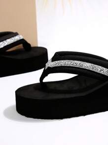 Sandales à semelle épaisse pour femmes, sandales d'été 2025 Nouvelles avec sangle croisée noire, glissante. Sandales plates de mode casual pour l'extérieur