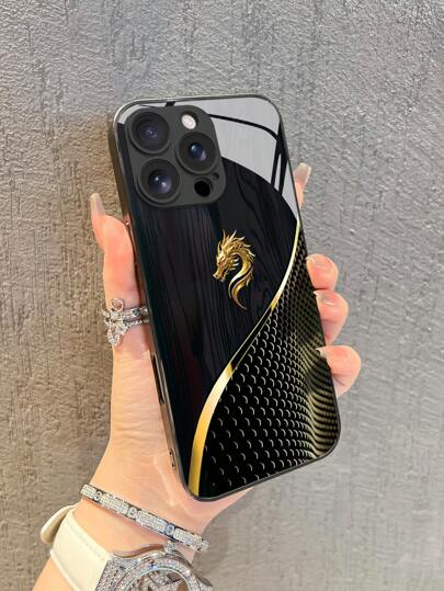 1 pieza Funda de teléfono de vidrio templado de alta definición con patrón de tótem de dragón dorado minimalista creativo, compatible con Apple 17 Pro Max/17 Air/16 Pro Max/15/14 Plus/13/12/11/XR/8P y Galaxy S25/S24/S23 Ultra/S22/S20/Note20/Note10/A56/A53/A14/A05