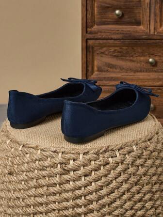 WHDXY Platta skor i fransk stil för kvinnor, spetsig tå, rosett, låg vamp, svarta retroloafers, mångsidiga och eleganta