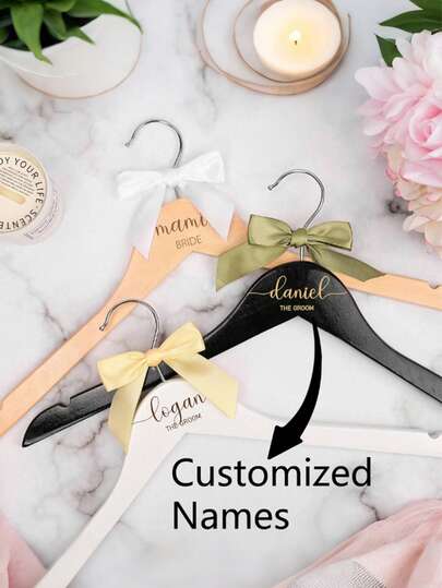Personalizowane wieszaki dla druhen, wieszaki dla panny młodej, spersonalizowane wieszaki dla panny młodej z kokardą, wieszaki na suknie ślubne, spersonalizowane drewniane wieszaki z grawerowanym imieniem, propozycja dla druhny, spersonalizowane wieszaki dla druhen, prezenty dla druhen