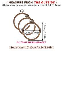 3 قطع دائرية فاخرة من نمط القصر البني، شكل خشبي مزيف، إطارات تطريز ريترو باستخدام تقنية الغرز المتقاطعة، أطواق تنجيد مزودة بخطاطيف للتعليق، متوفرة ب- 7 مقاسات، مصنوعة من مواد ABS و PVC عالية الجودة، يمكن استخدامها كتعليقات للهواتف والمفاتيح والحقائب وديكورات الملابس والمنزل والسيارة