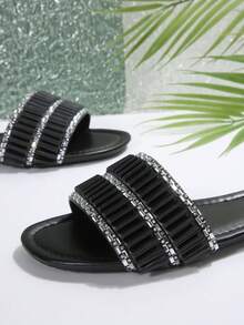 Sandales plates femme à enfiler, style mode plage, ornées de strass et de perles de luxe. Design classique français confortable et décontracté. Sandales femme à bout ouvert avec perles, pour tenues printemps été - Noir - Voir 7