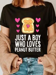 Linda camiseta con estampado gráfico de manga corta y cuello redondo de algodón negro de 180 g para mujer: camiseta informal de verano "Just A Boy Who Loves Peanut Butter", camisetas cómodas y suaves para el uso diario, regalo perfecto para los amantes de la mantequilla de maní - Negro - Ver 1