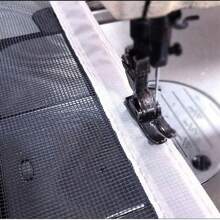 Jedna biała koronkowa zasłona z białym obszyciem, odpowiednia na każdą porę roku, aby trzymać komary z daleka. Idealna do salonów i sypialni, ta samoprzylepna, wielokrotnego użytku moskitiera ma elegancki i prosty design. Jest ściśle tkana, lekka i oddychająca, zapewniając dobrą wentylację. Zasłona jest zmywalna i ręcznie robiona, co czyni ją stylowym elementem wystroju domu.