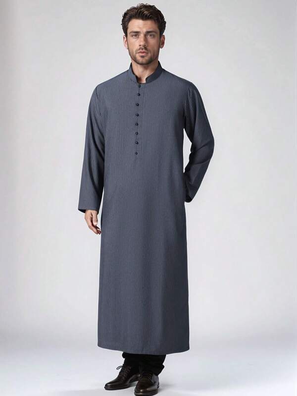 Túnica de unicolor con cuello mao, abotonada hasta la mitad, prenda tradicional de culto para hombres musulmanes de Oriente Medio