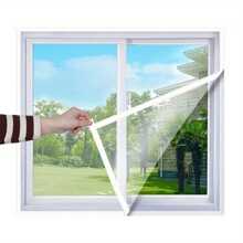 Jedna biała koronkowa zasłona z białym obszyciem, odpowiednia na każdą porę roku, aby trzymać komary z daleka. Idealna do salonów i sypialni, ta samoprzylepna, wielokrotnego użytku moskitiera ma elegancki i prosty design. Jest ściśle tkana, lekka i oddychająca, zapewniając dobrą wentylację. Zasłona jest zmywalna i ręcznie robiona, co czyni ją stylowym elementem wystroju domu.