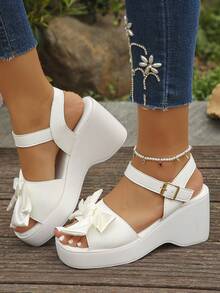 大码女士坡跟厚底凉鞋，新款夏季时尚白色甜美蝴蝶结单带踝扣厚底凉鞋，优雅百搭，适合日常穿着、连衣裙、派对、度假等场合，舒适百搭的高跟凉鞋