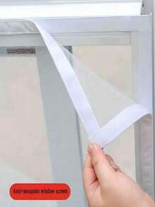 Jedna biała koronkowa zasłona z białym obszyciem, odpowiednia na każdą porę roku, aby trzymać komary z daleka. Idealna do salonów i sypialni, ta samoprzylepna, wielokrotnego użytku moskitiera ma elegancki i prosty design. Jest ściśle tkana, lekka i oddychająca, zapewniając dobrą wentylację. Zasłona jest zmywalna i ręcznie robiona, co czyni ją stylowym elementem wystroju domu.