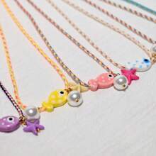 Colar com pingente de peixe de cerâmica boêmio colorido para mulheres, gargantilha ajustável de corda multicolorida, perfeita para férias de verão na praia e festivais de música, joias de férias estilo boêmio ajustável