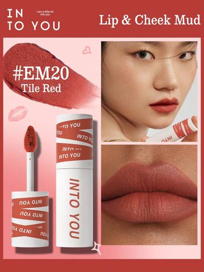 INTO YOU احمر شفاه سائل فاخر عالي التأثير ذو قوام طين الشفاه الخفيف مقاوم للماء وطويل الأمد، ذو استخدام مزدوج للشفاه والخدود ، باللون الأحمر الناعم لربيع/صيف (EM20)
