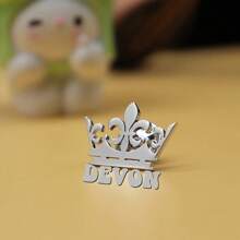 Broche avec nom en forme de couronne personnalisée - Broche personnalisée en acier inoxydable élégante, design de couronne vintage, délicate et convenant à divers styles vestimentaires, cadeau pour la famille et les amis, la Saint-Valentin, la Fête des Mères, la Fête des Pères, la saison de remise des diplômes