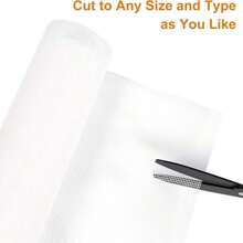 Jedna biała koronkowa zasłona z białym obszyciem, odpowiednia na każdą porę roku, aby trzymać komary z daleka. Idealna do salonów i sypialni, ta samoprzylepna, wielokrotnego użytku moskitiera ma elegancki i prosty design. Jest ściśle tkana, lekka i oddychająca, zapewniając dobrą wentylację. Zasłona jest zmywalna i ręcznie robiona, co czyni ją stylowym elementem wystroju domu.