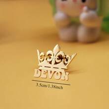 Broche avec nom en forme de couronne personnalisée - Broche personnalisée en acier inoxydable élégante, design de couronne vintage, délicate et convenant à divers styles vestimentaires, cadeau pour la famille et les amis, la Saint-Valentin, la Fête des Mères, la Fête des Pères, la saison de remise des diplômes