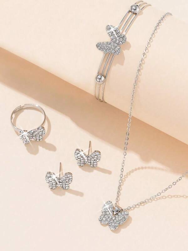 5 pièces/set Ensemble de bijoux minimaliste en argent avec strass papillon - collier, bracelet, boucles d'oreilles, bague. Décoration étincelante de princesse, mode polyvalente et décontractée. Ensemble de bijoux pour filles, fête d'anniversaire, décoration de scène scolaire, nœud papillon, cadeau de Noël et du Nouvel An