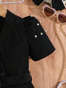 Robe avec col de perle et manches, avec ceinture. Tenue pour occasion formelle
