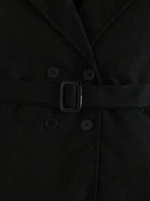 Robe avec col de perle et manches, avec ceinture. Tenue pour occasion formelle