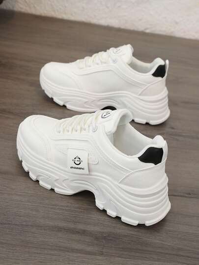 أحذية رياضية بسمك في الكعب للنساء، موديل ربيع وخريف 2025 الجديد ، أحذية خفيفة الوزن مع قاعدة سميكة، مناسبة للأسلوب الرياضي في الربيع والخريف، أحذية بيضاء مع رباط للنساء