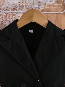 Robe avec col de perle et manches, avec ceinture. Tenue pour occasion formelle