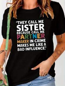 Camiseta estampada de manga corta con cuello redondo de algodón negro de 180 g, "They Call Me Sister Because Call Me Partner in Crime Makes Me Like A Bad Influence" Camiseta gráfica para mujer - Camisa informal con cita divertida para trajes de moda - Negro - Ver 1