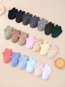 10双幼儿室内学步袜，颜色随机，后跟提拉设计。这些是防滑婴儿短袜，鞋底点胶，适合男婴和女婴。它们是婴儿地板袜，带防滑功能的婴儿袜。 - 彩色 - 查看 2
