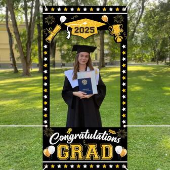 [毕业横幅] 2025 黑金色毕业门廊横幅 | 耐用聚酯纤维拍照道具，带有“Congrats GRAD”图案、毕业帽和奖杯装饰，适合户外庆祝活动