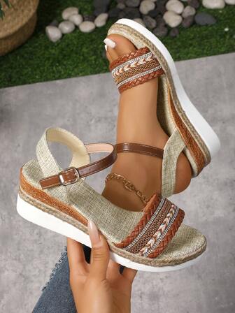 大码夏季新款草编边底厚底扣坡跟系带女式凉鞋，波西米亚色块