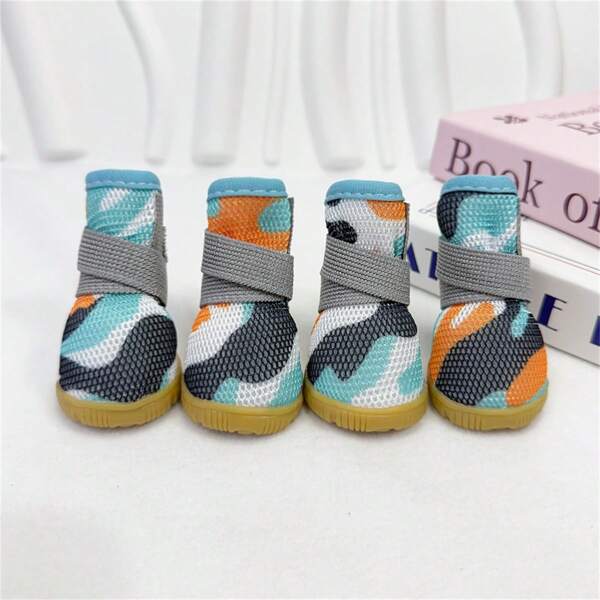 Set de 4 sandalias para mascotas en color azul camuflaje, diseñadas con malla transpirable y suela antideslizante, adecuadas para perros pequeños