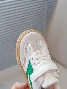 Nuevos zapatos deportivos para niños, zapatillas casuales antideslizantes de suela blanda para niñas y niños, diseño simple y de moda adecuado para niñas y niños, versátiles zapatos para skateboard, livianos y cómodos