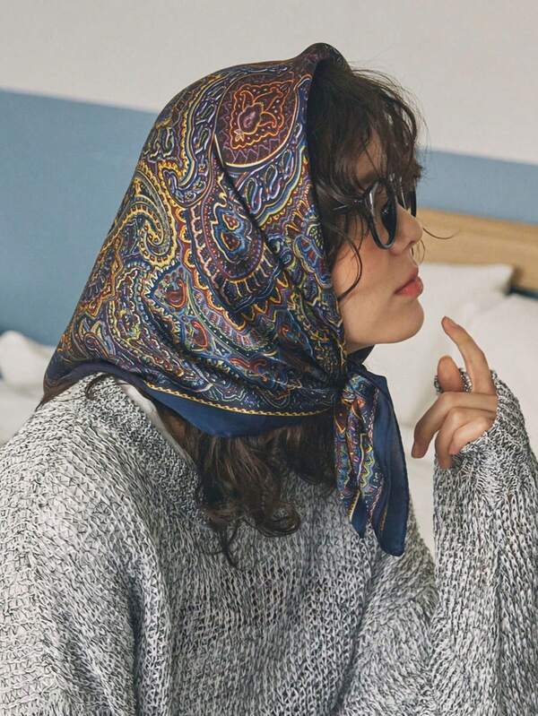 قطعة واحدة وشاح مربع فاخر مذهب للنساء بطبعة أشكال باسليألأزرق الكلاسيكية لتغطية الرأس مناسب للخارج والسفر والتصرف بشكل عصري وإكسسوار هدية، شريط شعر،شريط العمامة مثالي لتزيين المظهر