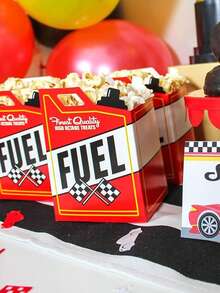 12件赛车爆米花零食盒，内含12面格子旗，尺寸为6英寸 x 4英寸，黑白赛车旗（可供12人食用），适用于赛车生日派对用品、怪物卡车、赛车主题装饰。这些赛车爆米花盒设计巧妙，形似汽油罐，并配有格子旗。您可以用爆米花、糖果或礼物来装扮它们，送给朋友，他们一定会喜欢。
