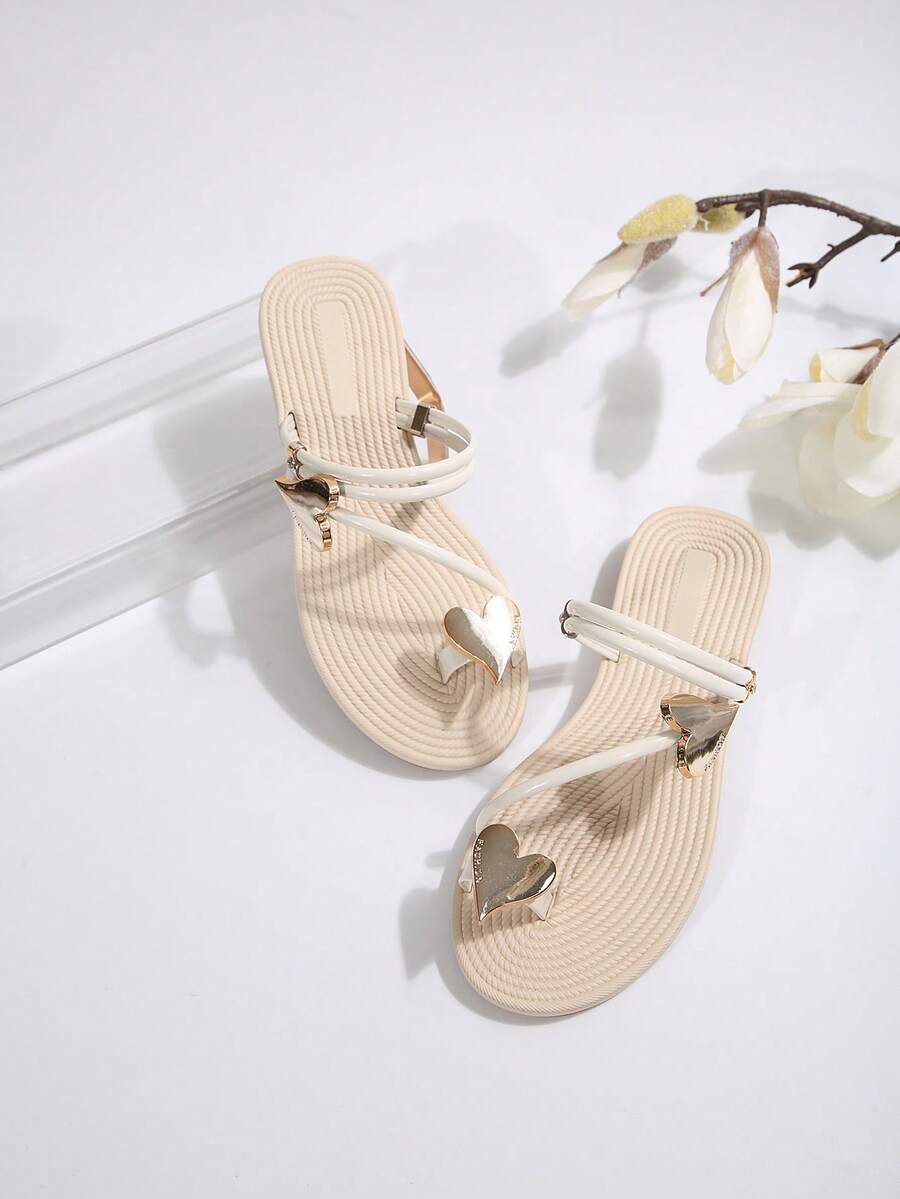 Sandal đế bằng EVA màu trơn phong cách Bohemian, họa tiết trái tim kẻ sọc trắng, kiểu xỏ ngón, thích hợp cho kỳ nghỉ xuân hè.