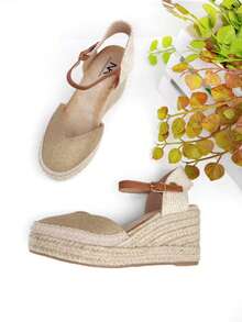 As alpargatas femininas de salto alto combinam tradição e moda com bico fechado e salto alto de esparto natural para um design elegante e versátil. Com tira no tornozelo e solado de borracha antiderrapante - Ouro - Ver 4