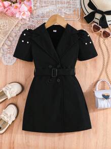 Robe avec col de perle et manches, avec ceinture. Tenue pour occasion formelle