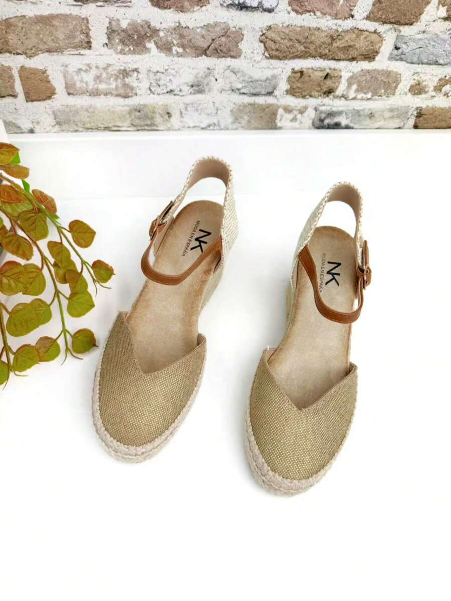 As alpargatas femininas de salto alto combinam tradição e moda com bico fechado e salto alto de esparto natural para um design elegante e versátil. Com tira no tornozelo e solado de borracha antiderrapante - Ouro - Ver 1