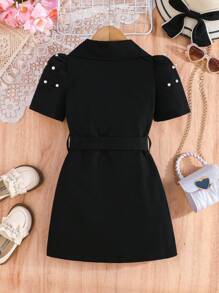 Robe avec col de perle et manches, avec ceinture. Tenue pour occasion formelle