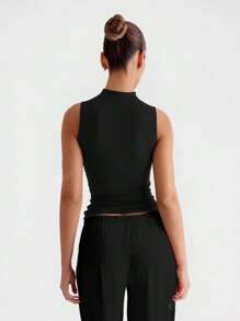 Camiseta básica de ajuste ceñido con doble capa, sin mangas y de cuello medio en color sólido, de la marca XLLAIS