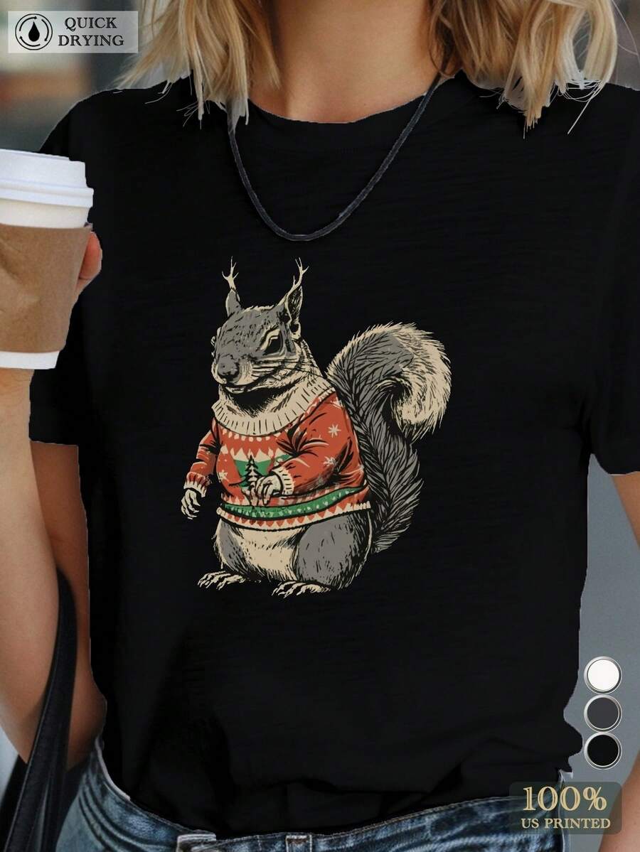 Añade un toque caprichoso a tu guardarropa con nuestra camiseta negra de manga corta y cuello redondo de algodón de 180 g para mujer que presenta un encantador estampado de ardilla con suéter festivo. Ideal para los amantes de los animales, este acogedor top de algodón combina estilo y comodidad, perfecto para usar en capas o solo. Celebre su personalidad única y difunda la alegría navideña con moda que muestre su amor por la naturaleza y diseños divertidos. Ideal para uso diario u ocasiones especiales, creando un look versátil para todas las estaciones. - Negro - Ver 1