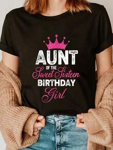 Celebre los dulces 16 con estilo con nuestra camiseta gráfica de manga corta y cuello redondo de algodón negro de 180 g con el estampado "Tía de la cumpleañera de los dulces dieciséis": regalo perfecto para ocasiones especiales de cumpleaños y reuniones familiares - Negro - Ver 1