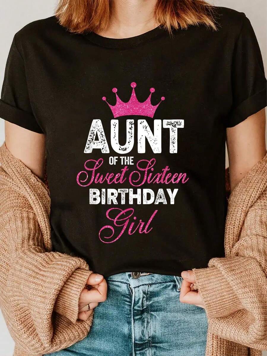 Celebre los dulces 16 con estilo con nuestra camiseta gráfica de manga corta y cuello redondo de algodón negro de 180 g con el estampado "Tía de la cumpleañera de los dulces dieciséis": regalo perfecto para ocasiones especiales de cumpleaños y reuniones familiares - Negro - Ver 1