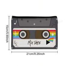 复古卡带录音机图案化妆包 - 采用轻质涤纶面料，拉链封口，可存放化妆品和洗漱用品，具有充满活力的 80/90 年代怀旧设计，适合女性使用，可用作化妆/洗漱包、学生应急包或圣诞礼物。