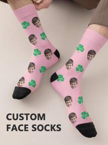 1 paire de chaussettes mi-mollet personnalisées pour hommes. Vous pouvez mettre n'importe quel visage sur les chaussettes. Chaussettes personnalisées avec photos, chaussettes moyennes et longues amusantes et personnalisées, conviennent pour des occasions telles que la Saint-Valentin, les anniversaires et les cadeaux.